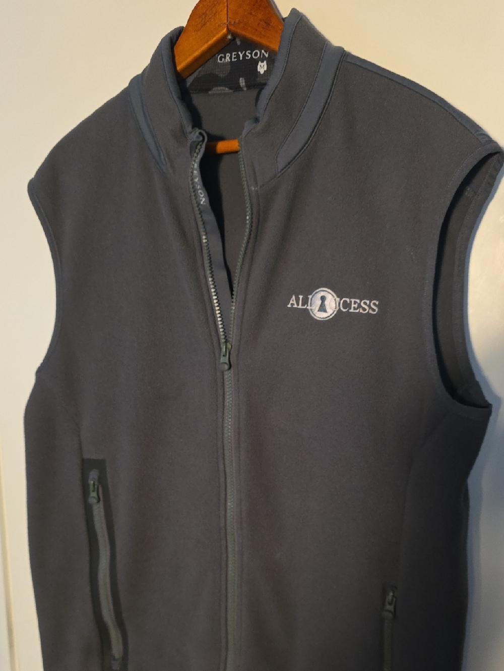Greyson Medium Gray Fleece Vest with Branded Zip Pull Perfect Condition
